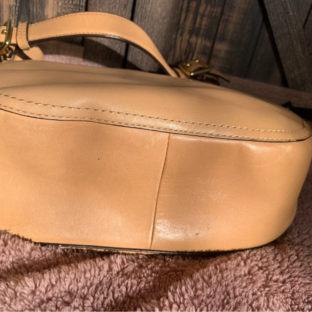 Coach Willis  Light Tan Leather Shoulder Bag with Gold Hardware - Picture 5 of 11